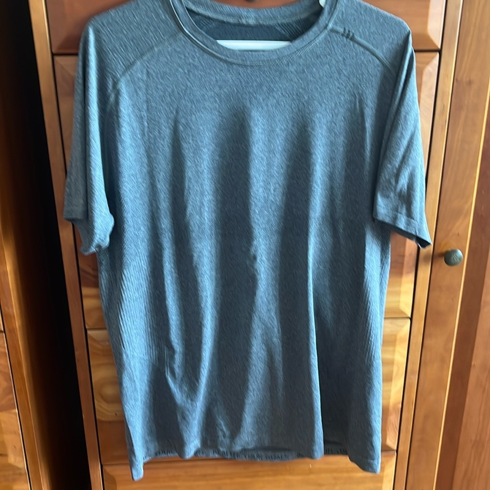 Lululemon Short Sleeve Crewneck Workout Tee grey size L